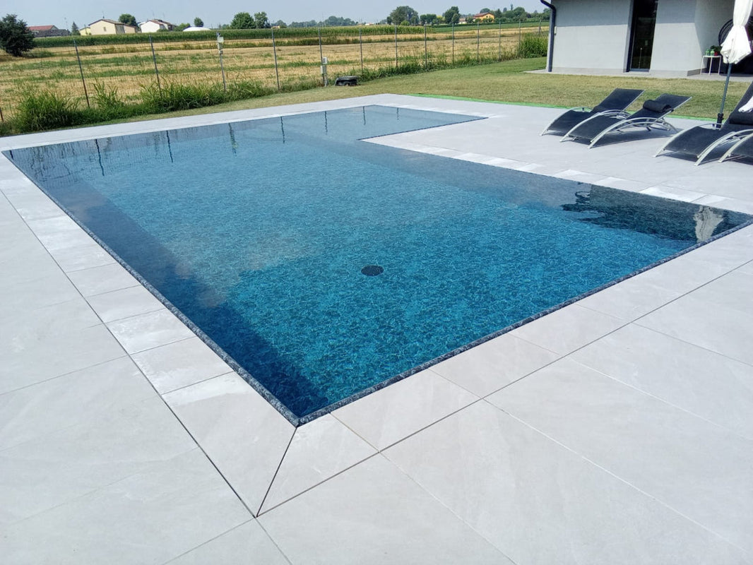 Le differenze tra piscina a skimmer e piscina a sfioro