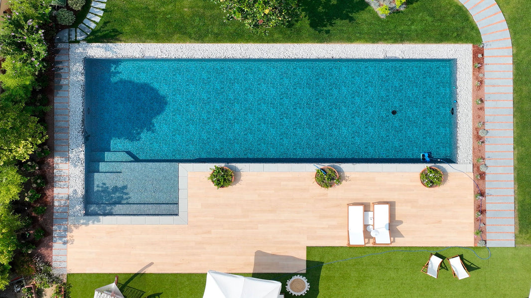Piscina a sfioro in case moderne