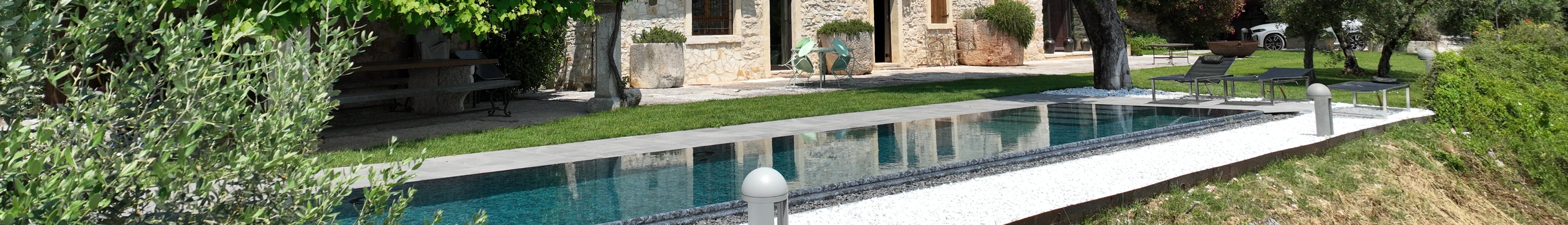 Piscina a sfioro Zavatti di forma rettangolare