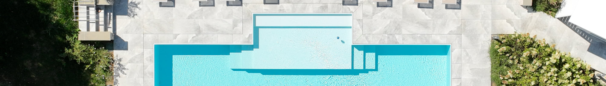 Piscina con spiaggia centrale esterna