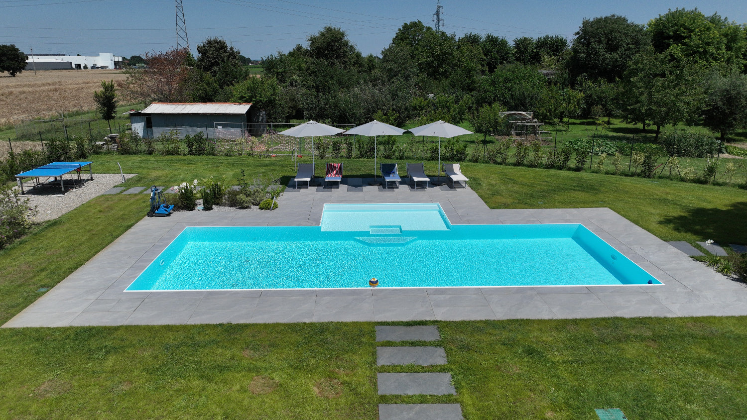 Bellissima piscina di Zavatti Piscine a sfioro con rivestimento bianco