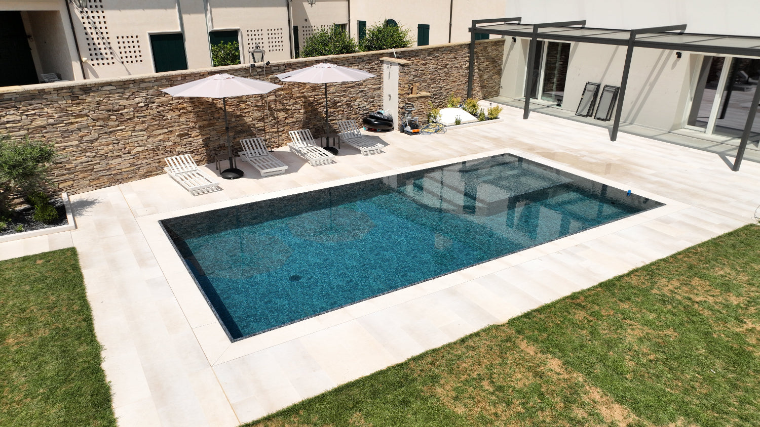 Bellissima piscina di design in casa ristrutturata a Mantova, Zavatti piscine a sfioro senza vasca di compenso, piscina in marmo