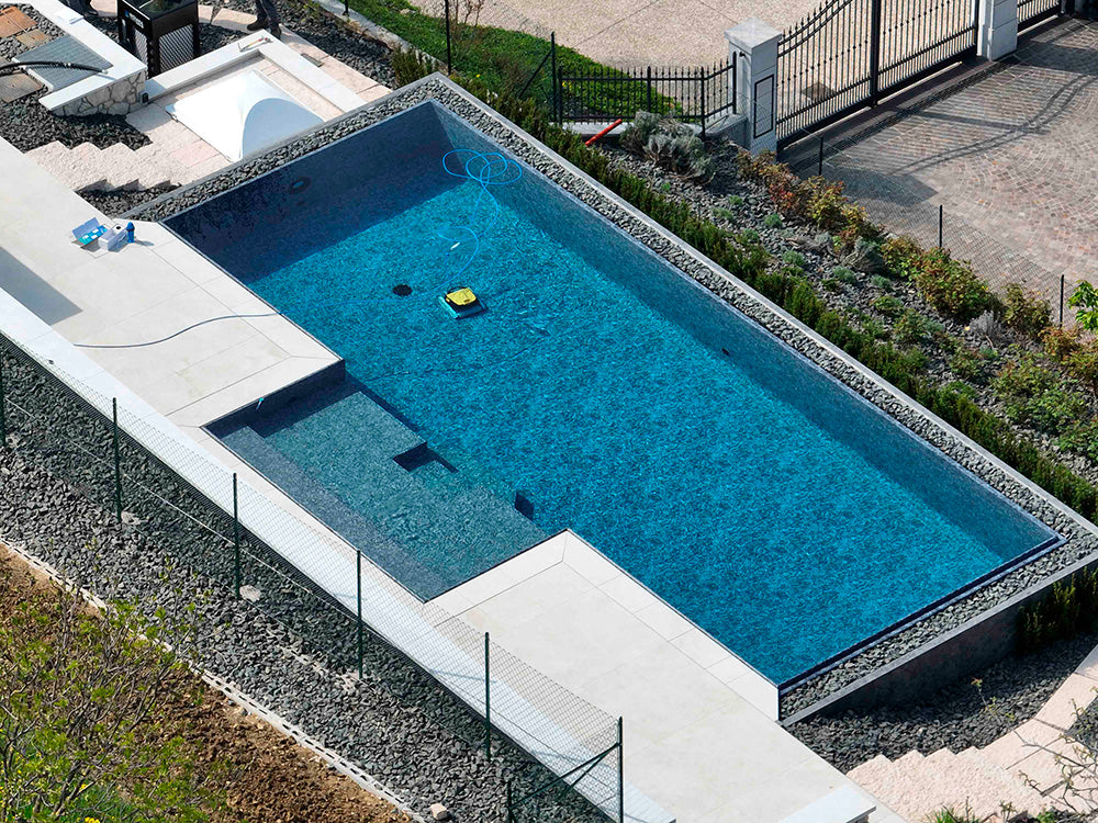 Piscina a sfioro su misura (nero) - Vicenza