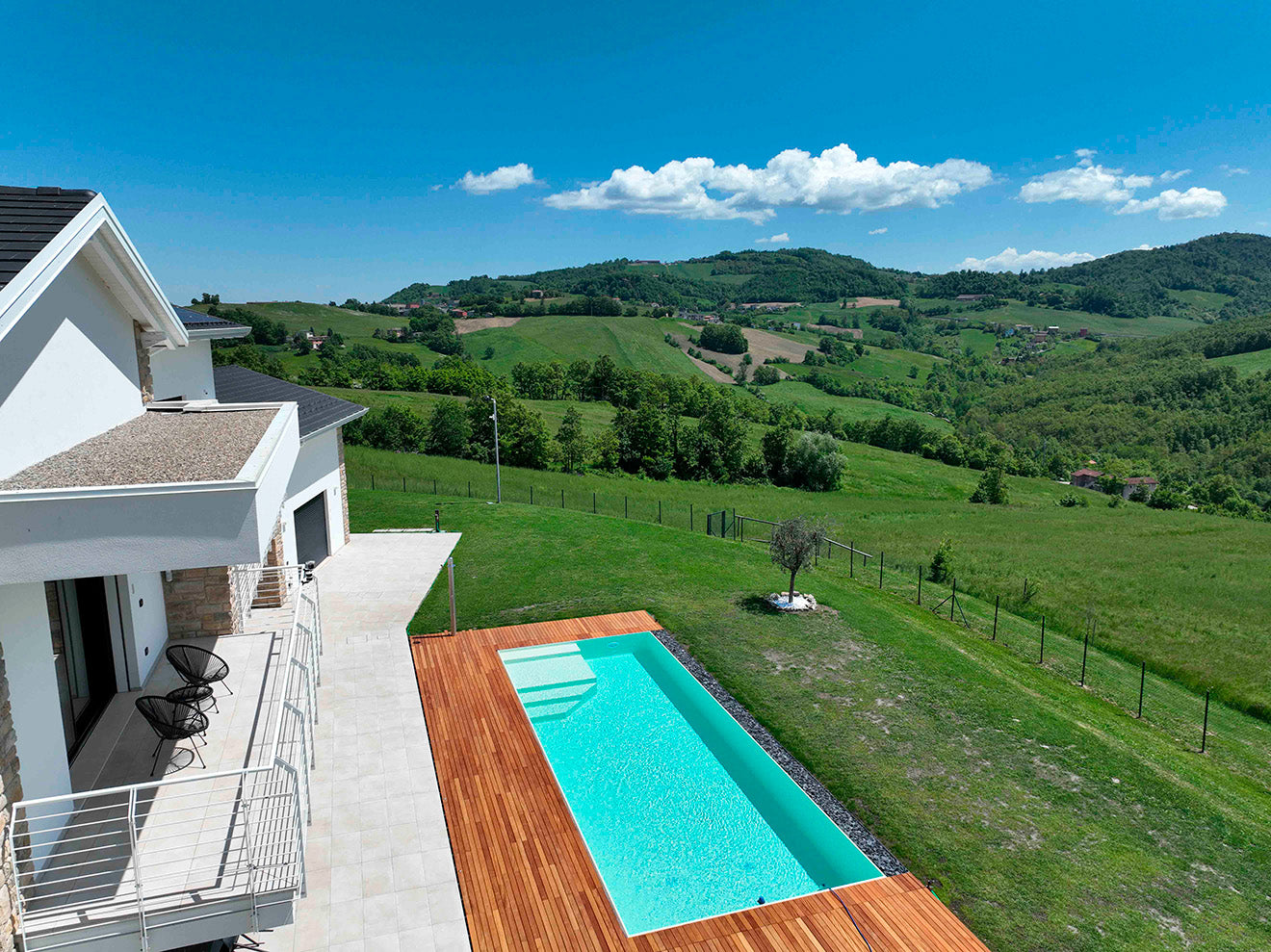 Piscina a sfioro su misura - Pavullo nel Frignano