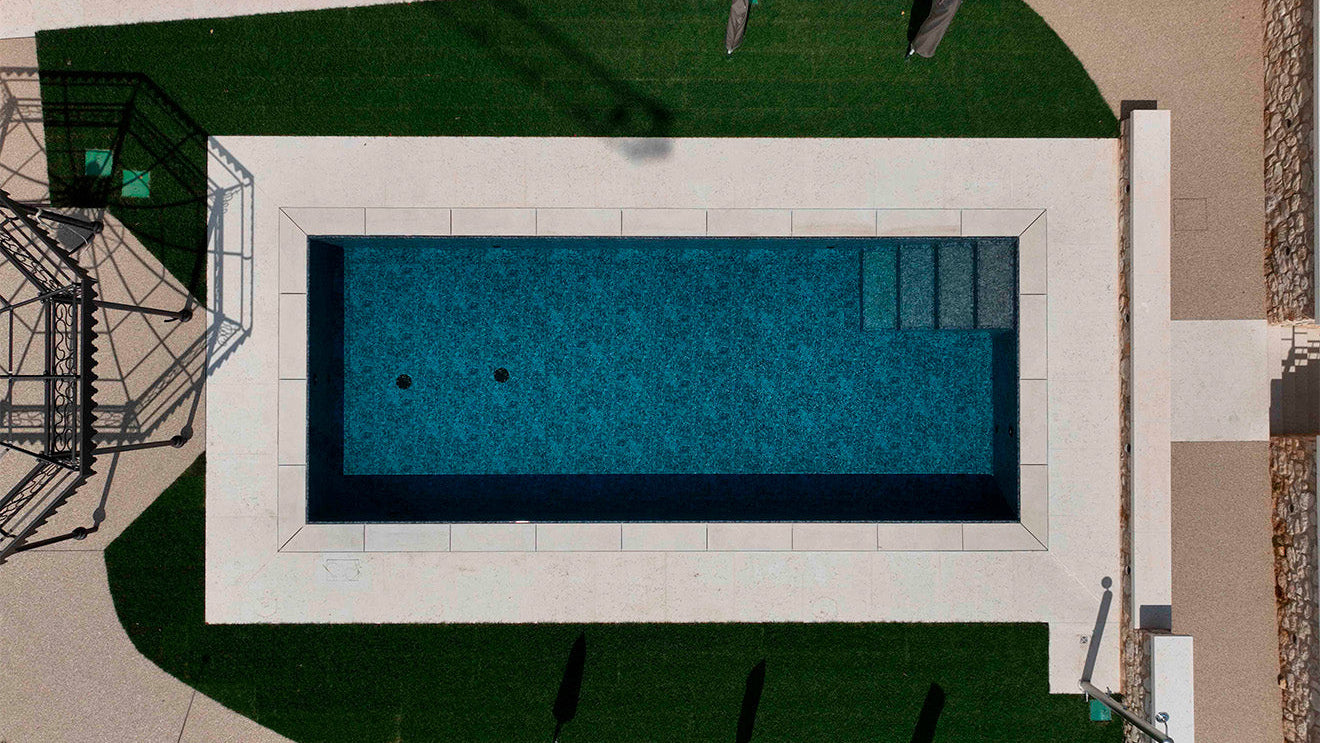 Piscina Sfioro Zavatti senza vasca di compenso rettangolare con scalini interni, rivestimento nero marmorizzato a Caldiero (VR)