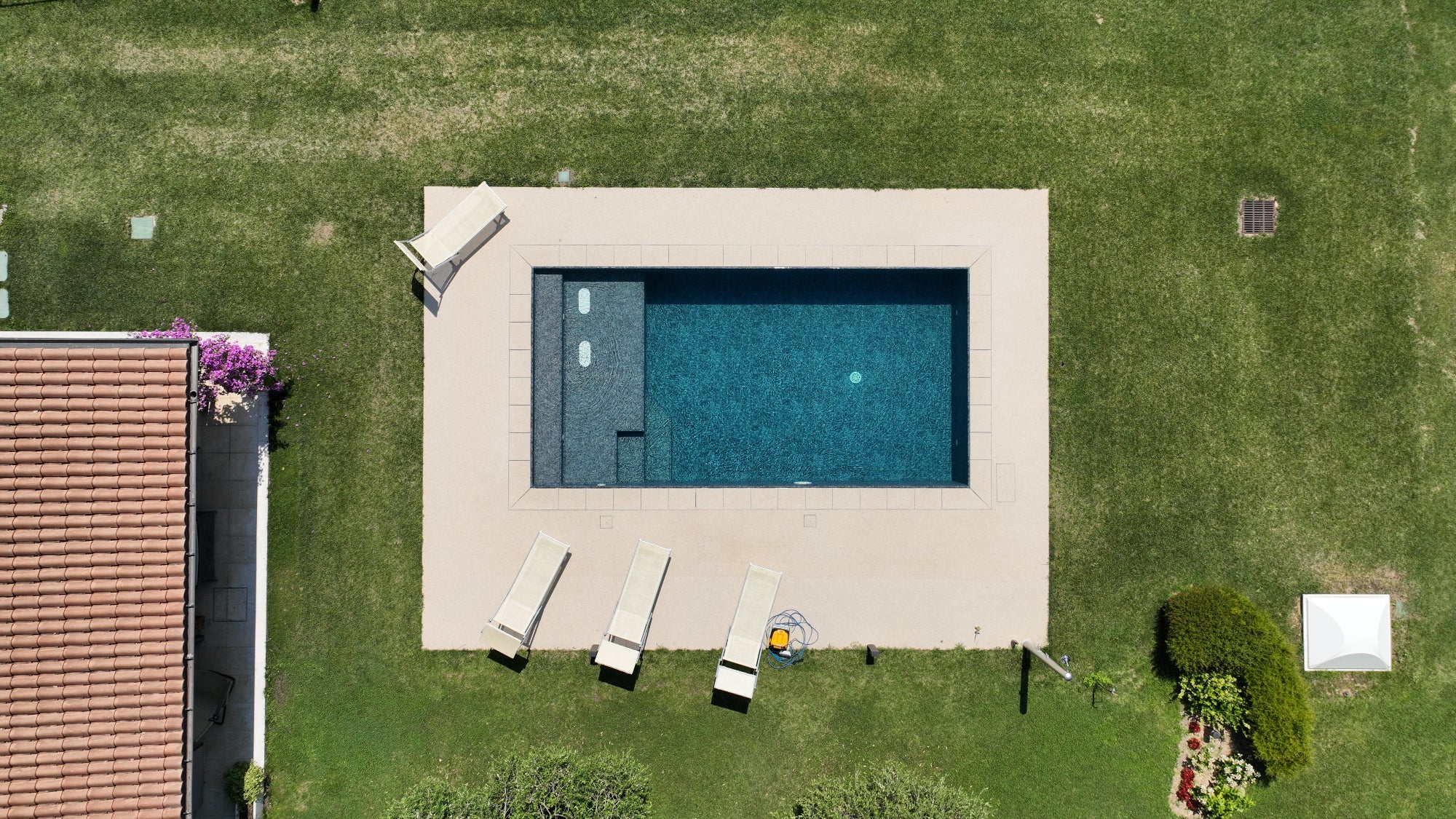 Piscina Sfioro senza vasca di compenso rettangolare con spiaggia interna lato lato e blower per idromassaggio, rivestimento nero marmorizzato 