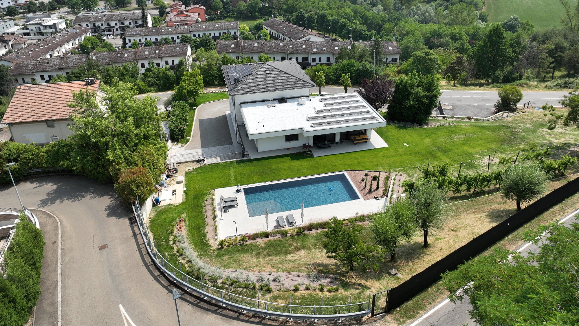 Piscina a Sfioro immersa nel verde a Castellarano, moderna e funzionale, senza vasca di compenso in esclusiva Zavatti