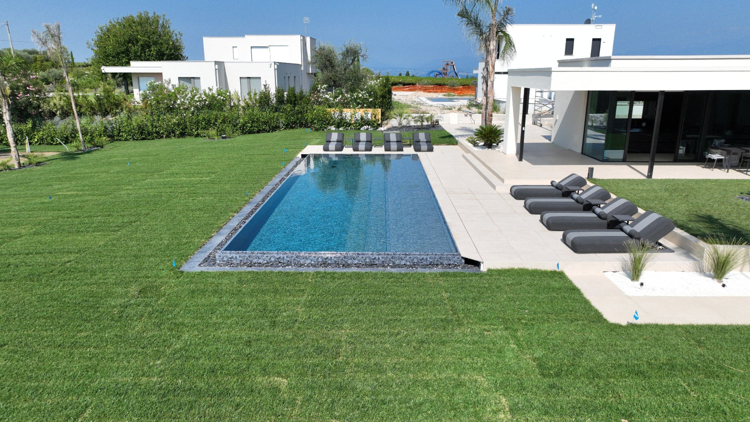 Piscina a sfioro Lazise con effetto cascata