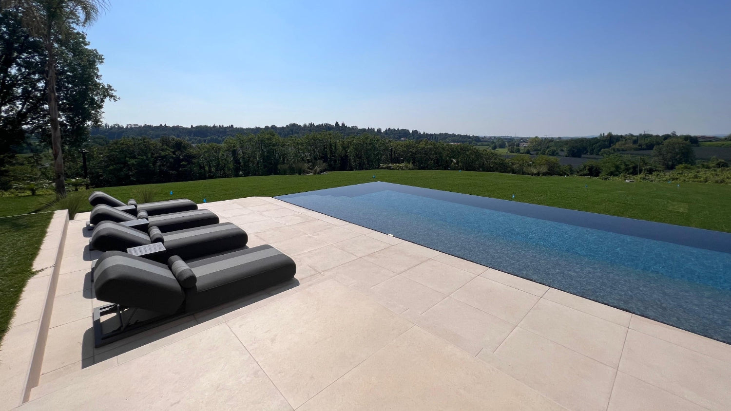 Piscina a sfioro Lazise con effetto cascata nero marmorizzato