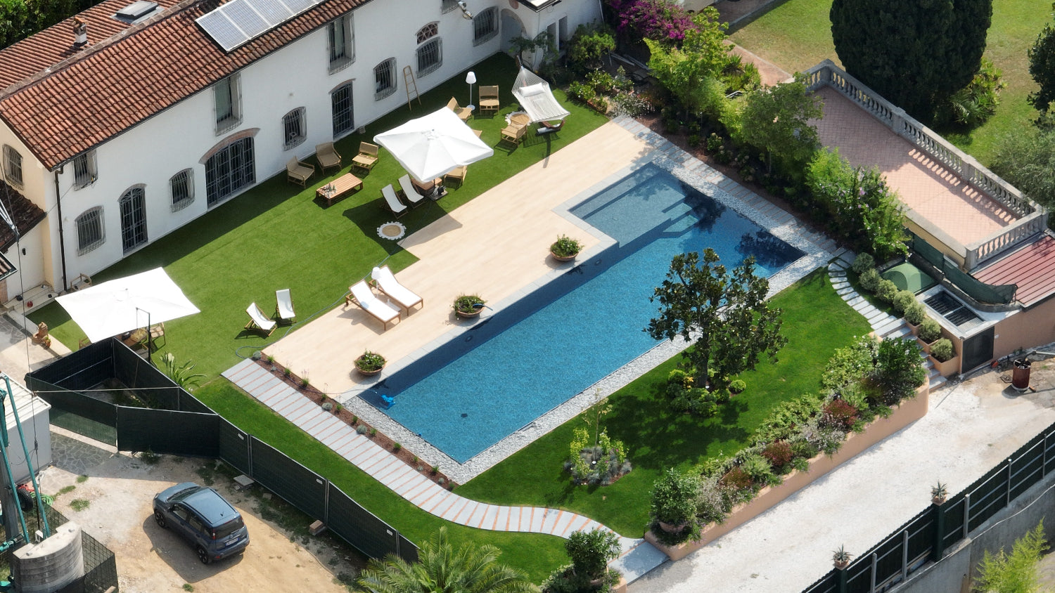 Piscina a sfioro Zavatti a Pietrasanta, Lucca, Toscana