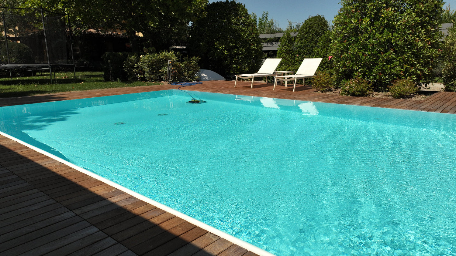 Piscina a sfioro Zavatti con rivestimento bianco