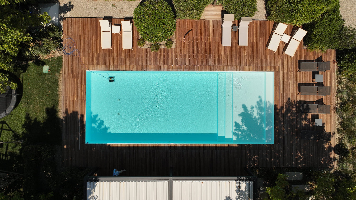 Piscina a sfioro Zavatti con rivestimento bianco vista drone