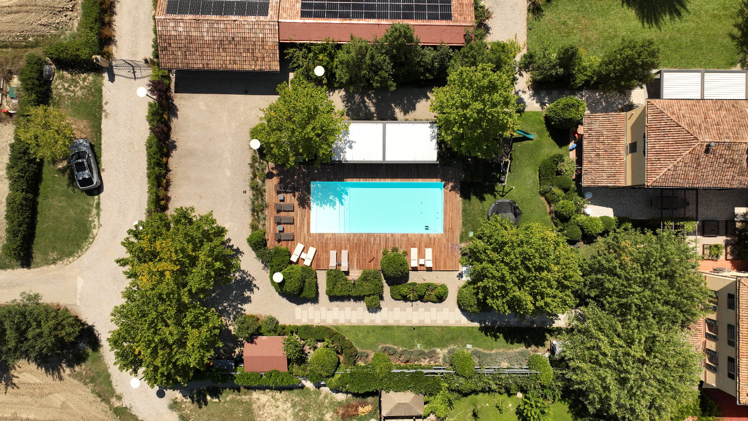 Piscina a sfioro Zavatti con rivestimento bianco vista drone dall'alto
