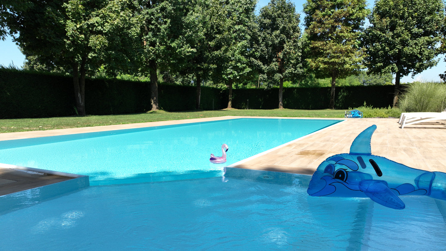 Piscina a sfioro Zavatti realizzata a Cittadella rivestimento chiaro