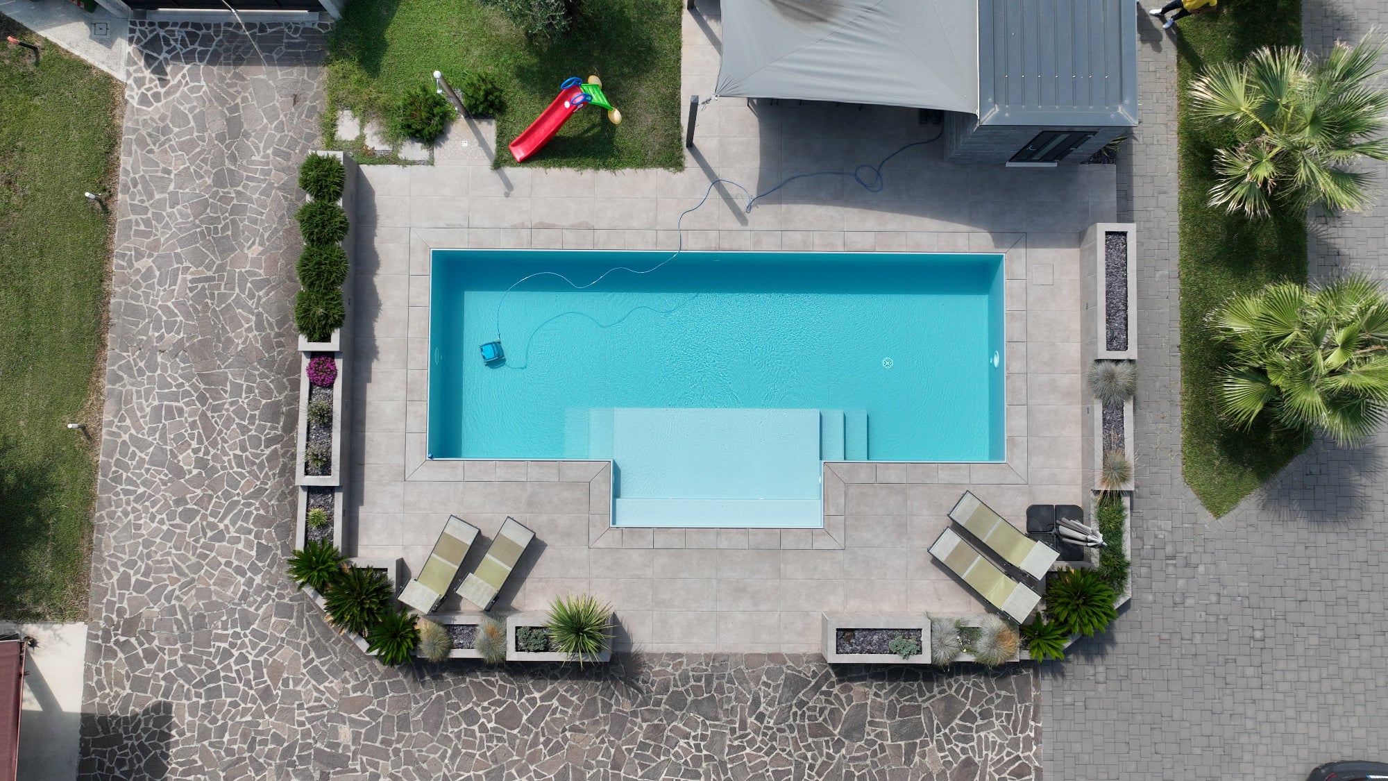 Piscina a sfioro a Gazzo Veronese, rivestimento chiaro, spiaggia semi esterna centrale