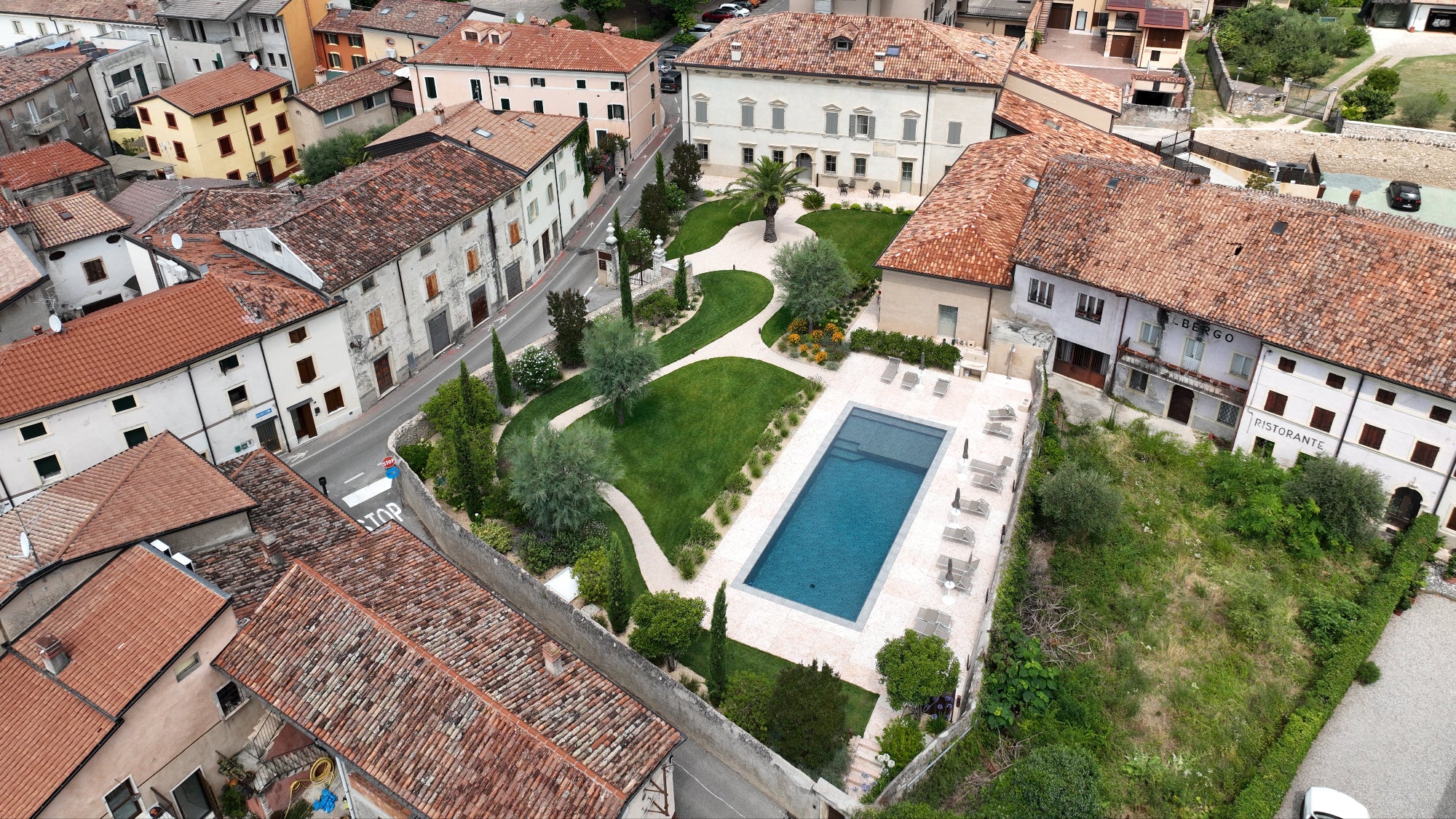 piscina sfioro sistema mia sena vasca di compenso Zavatti