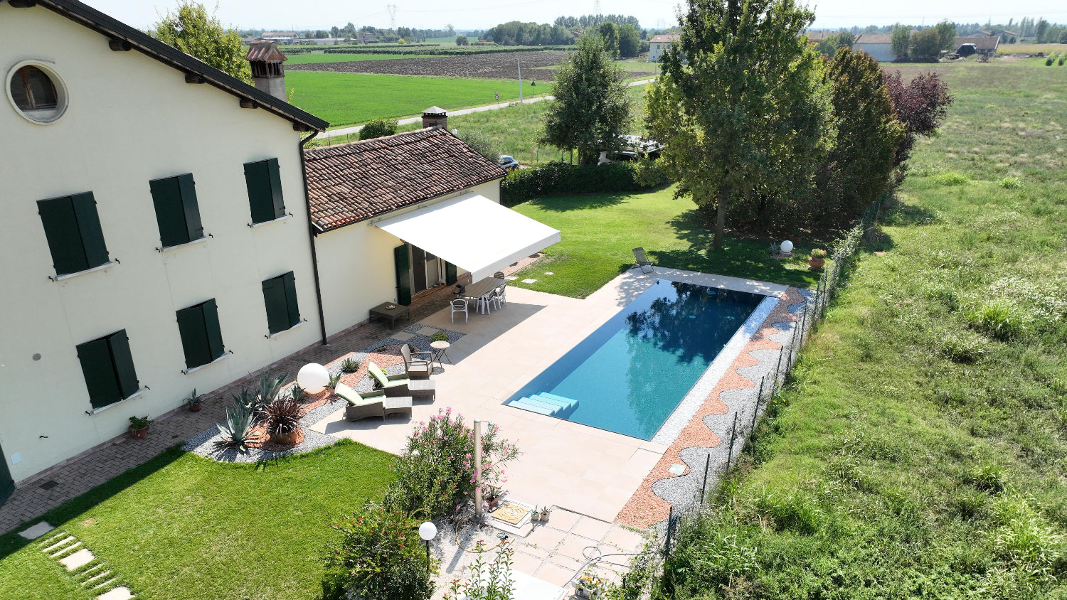 Piscina a sfioro con sassi decorativi rettangolare
