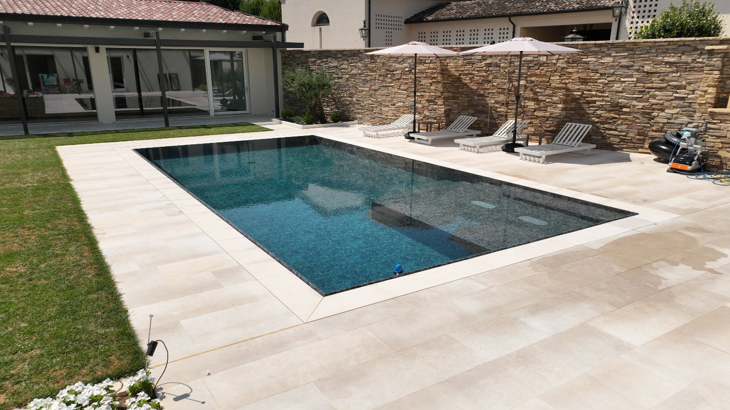 Piscina a sfioro in marmo con idromassaggio realizzata da Zavatti a mantova