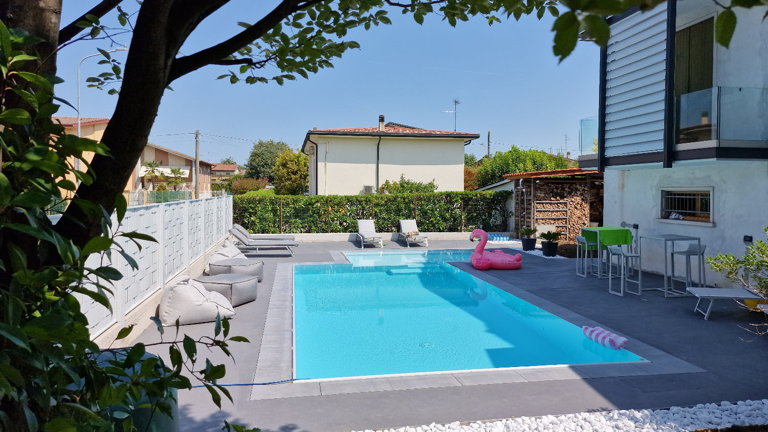 Piscina a sfioro realizzata a Rivalta sul Mincio