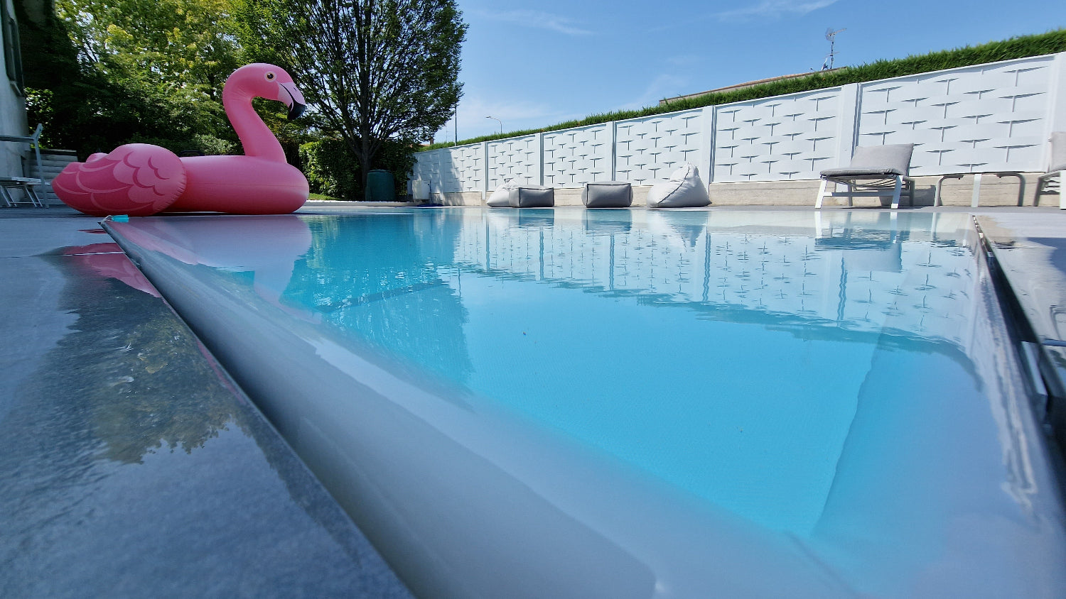 Piscina a sfioro realizzata a Rivalta sul Mincio con rivestimento chiaro