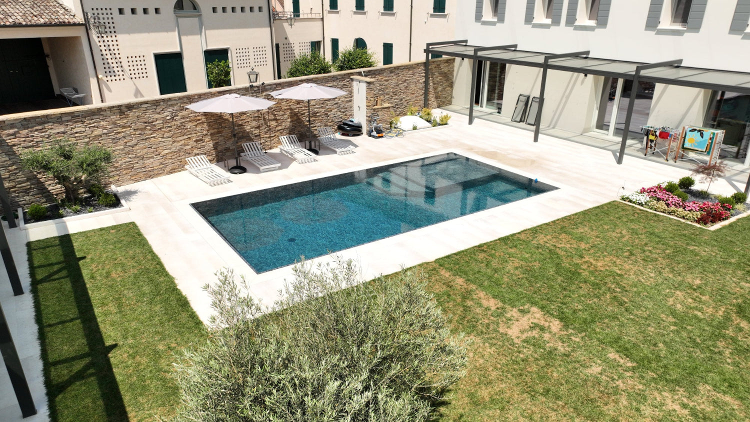 Piscina a sfioro realizzata in provincia di Mantova