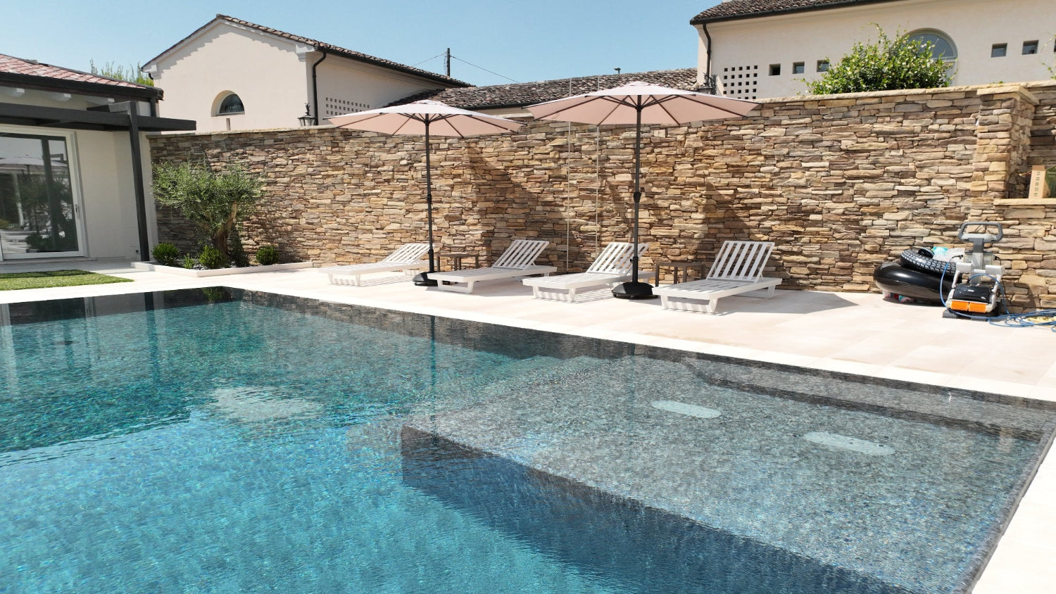 Piscina a sfioro realizzata in provincia di Mantova, telo nero marmorizzato