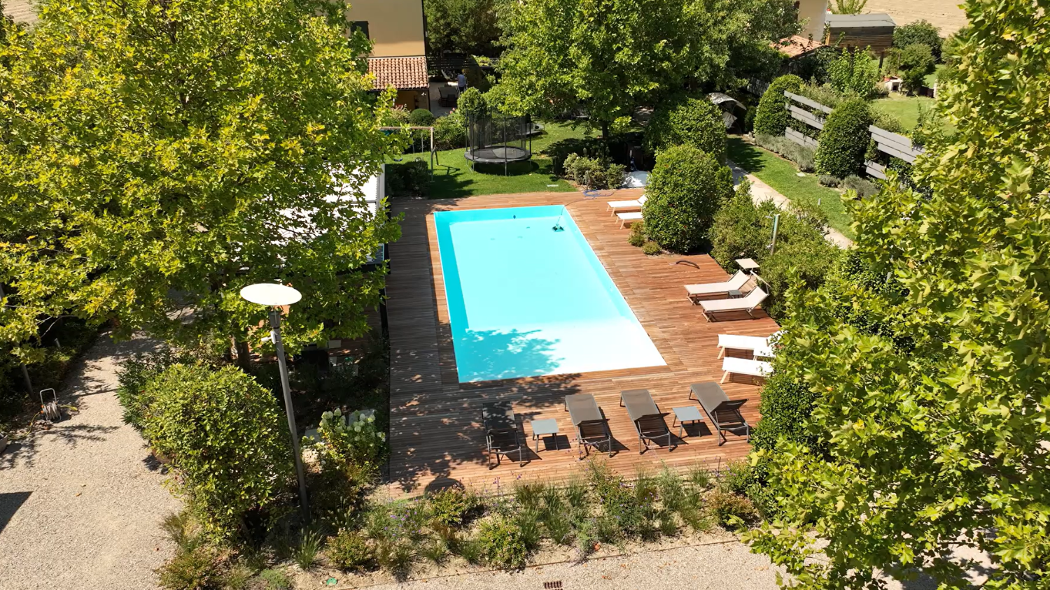 Piscina a sfioro rettangolare