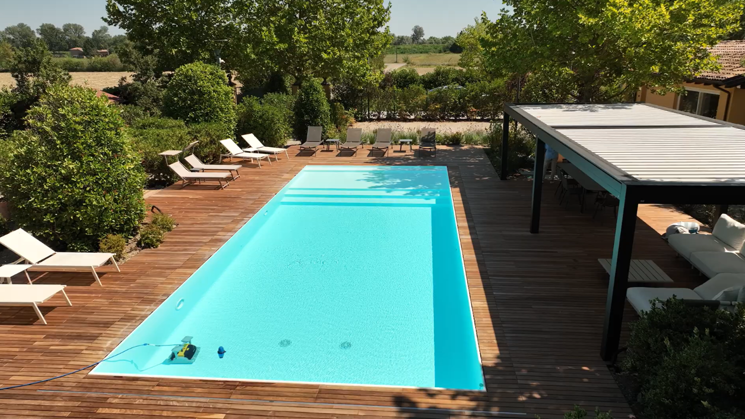 Piscina a sfioro rettangolare realizzata a Modena