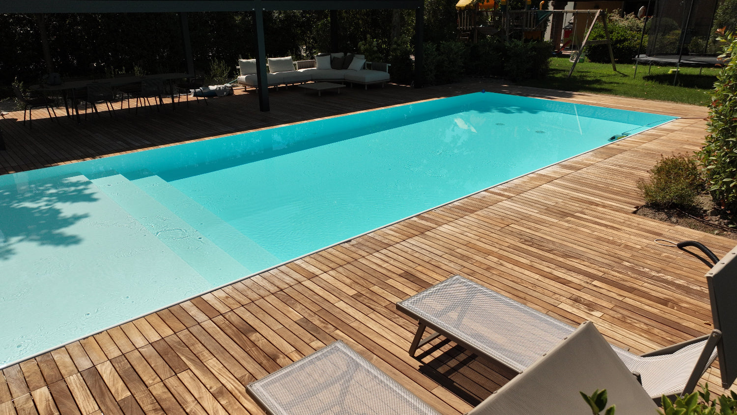 Piscina a sfioro rettangolare realizzata a Modena con rivestimento bianco