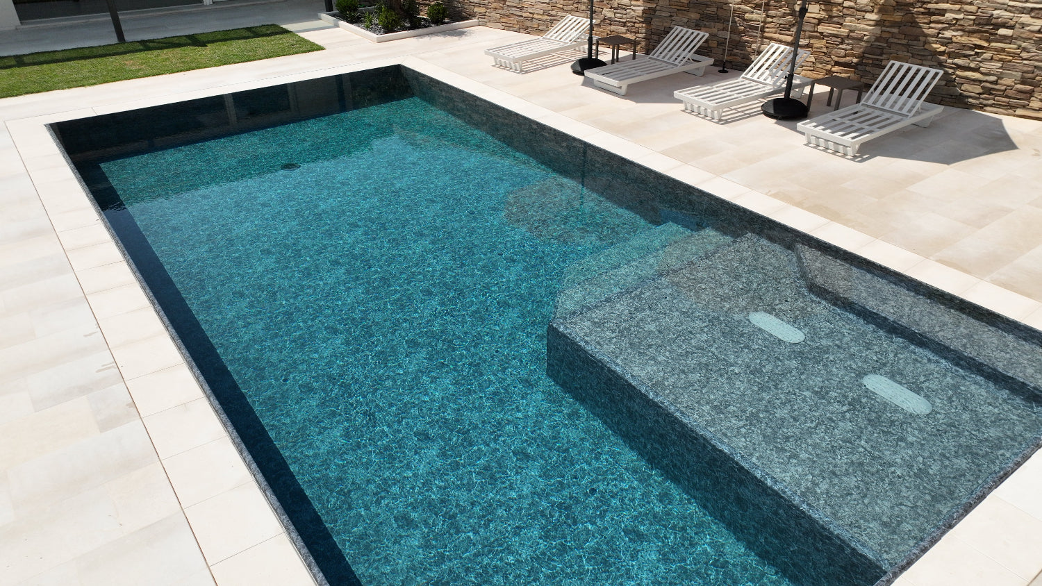 Piscina a sfioro senza vasca di compenso Zavatti piscine con idromassaggio