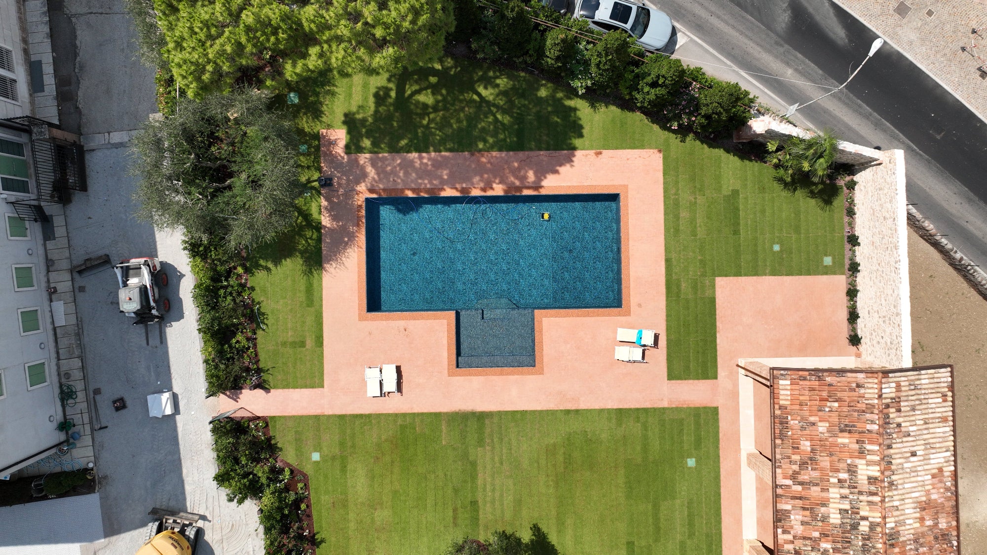 Piscina a sfioro su misura - Sandrà (Verona) - villa classica - zavatti piscine