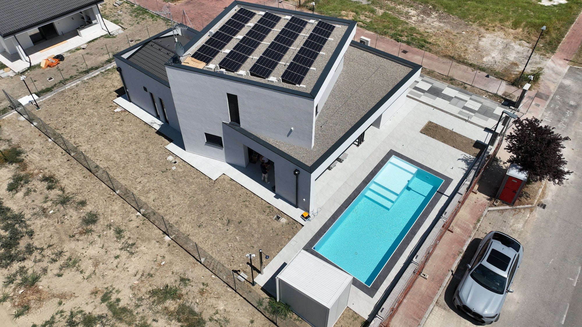Piscina a sfioro su misura con rivestimento chiaro in villa di design di nuova costruzione - San Matteo della Decima BO - zavatti piscine