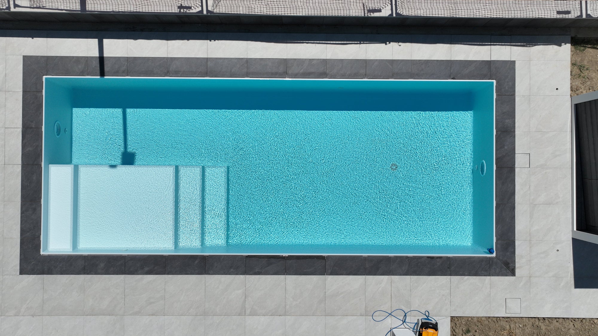 Piscina a sfioro su misura con rivestimento interno chiaro - San Matteo della Decima BO - zavatti piscine 