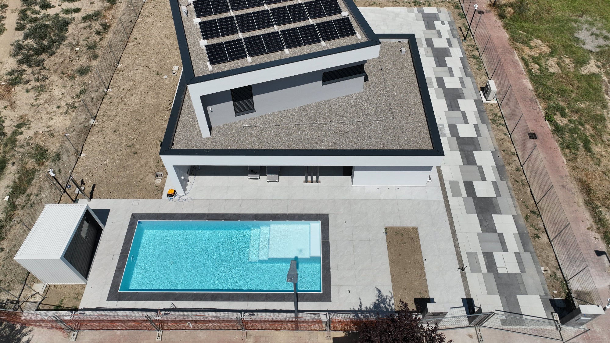 Piscina a sfioro su misura con rivestimento interno chiaro in villa di design di nuova costruzione - San Matteo della Decima BO - zavatti piscine
