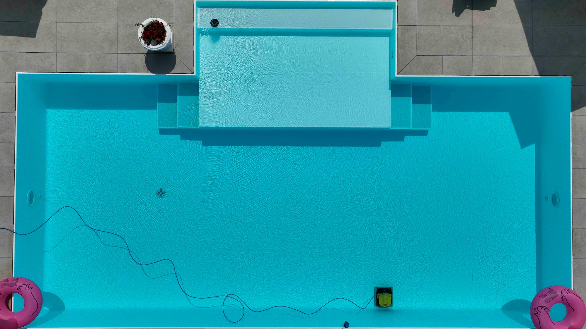 Piscina rettangolare a sfioro con zona rela semiesterna centrale senza vasca di compenso autopulente, tecnologia MIA by Zavatti