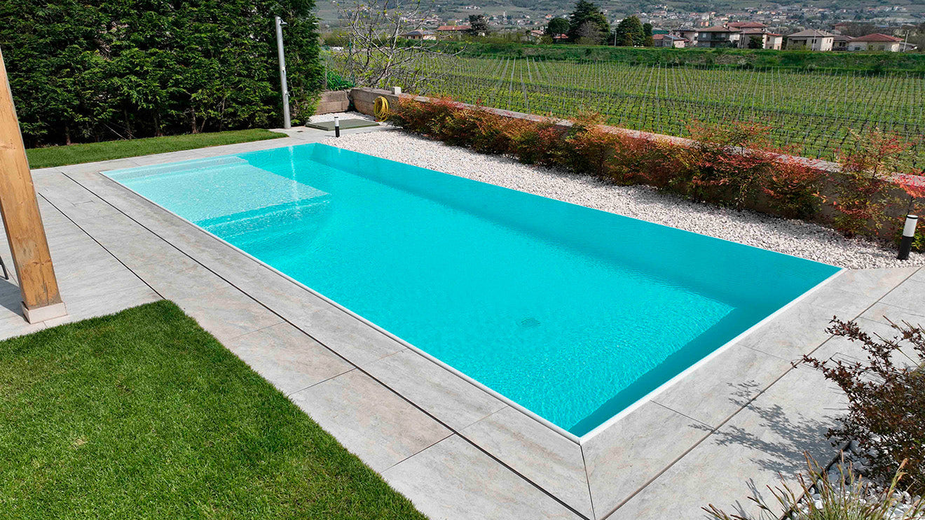 Piscina rettangolare a sfioro senza vasca di compenso con spiaggia interna a Monteforte d'Alpone