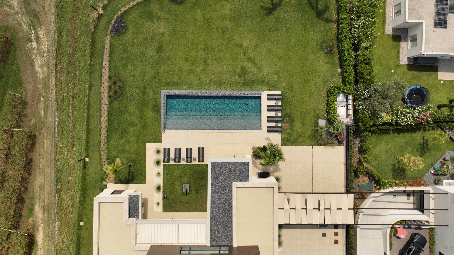 Piscina s sfioro realizzata a Lazise, sul Lago di Garda, design moderno