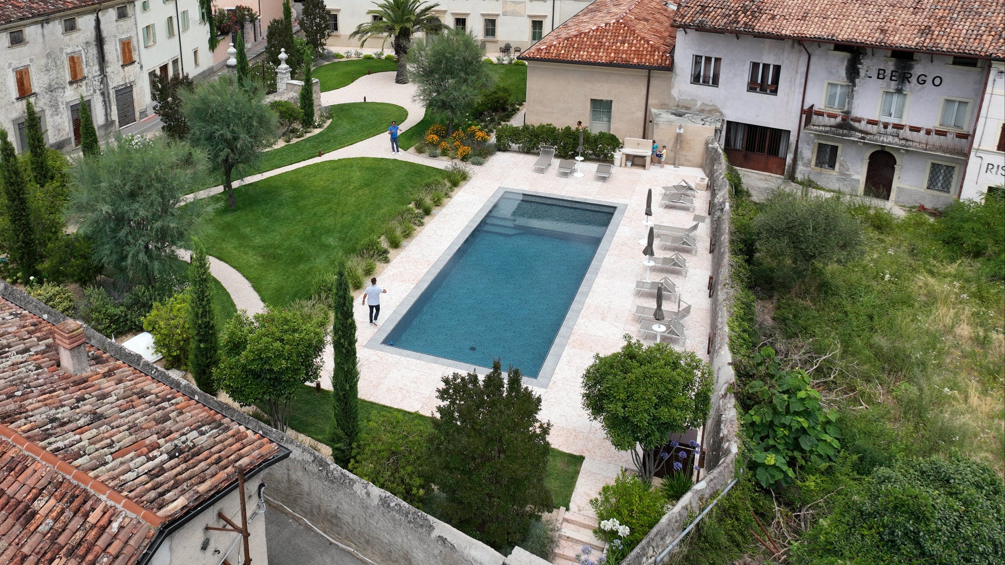 Piscina sfioro a Tregnago VR 5 x 14 m con rivestimento nero marmorizzato - sistema Zavatti senza vasca di compenso