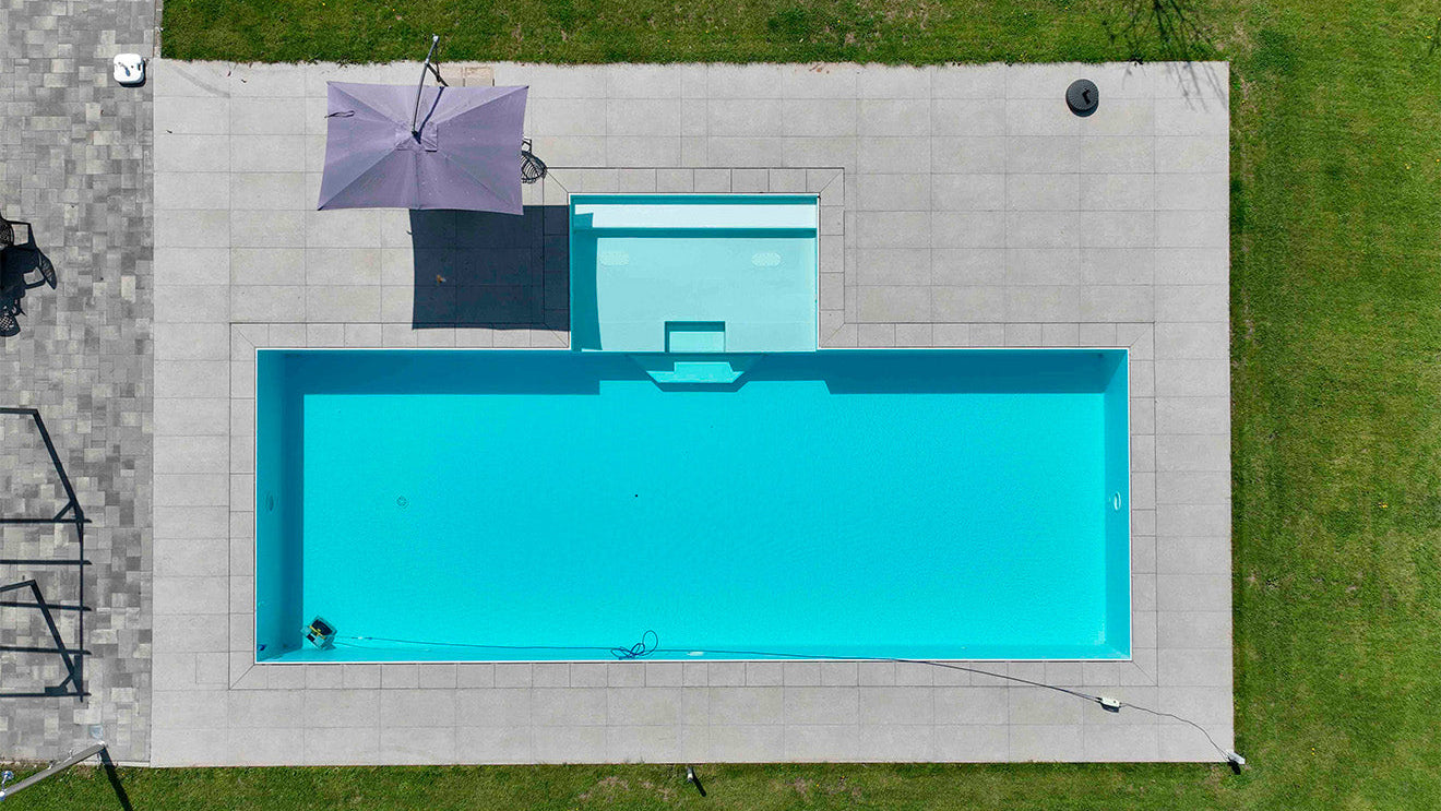 Piscina sfioro senza vasca di compenso con blower idromassaggio nel bagnasciuga, zona Spilamberto