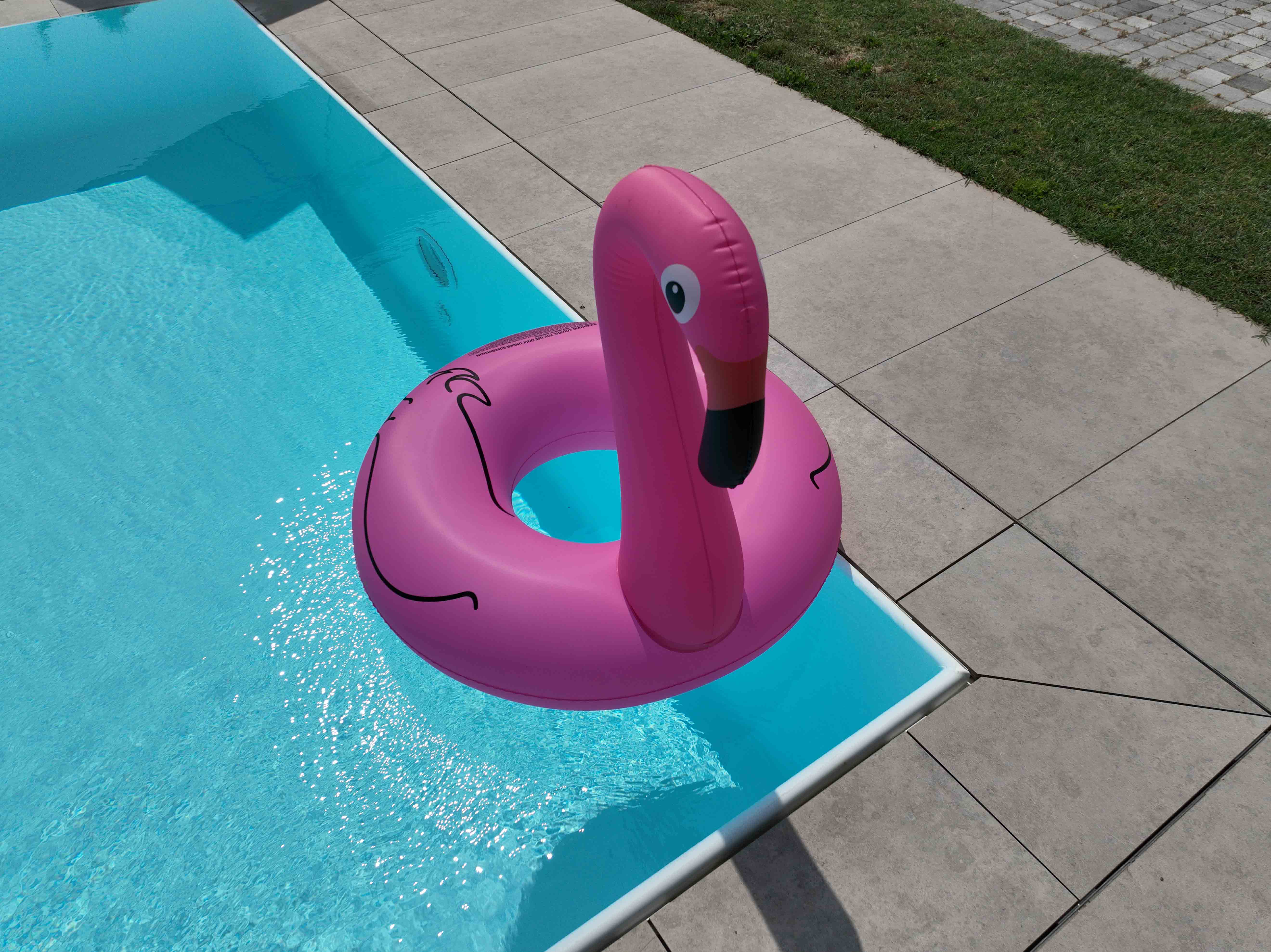 Piscina sfioro senza vasca di compenso tecnologia MIA by Zavatti rivestimento bianco a San Giovanni in Persiceto