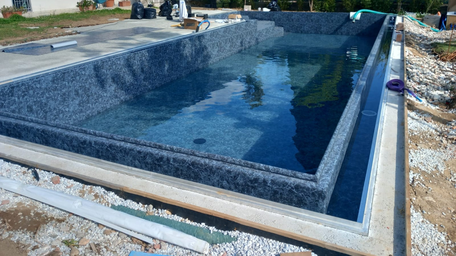 Posa telo rivestimento piscina a sfioro senza vasca di compenso