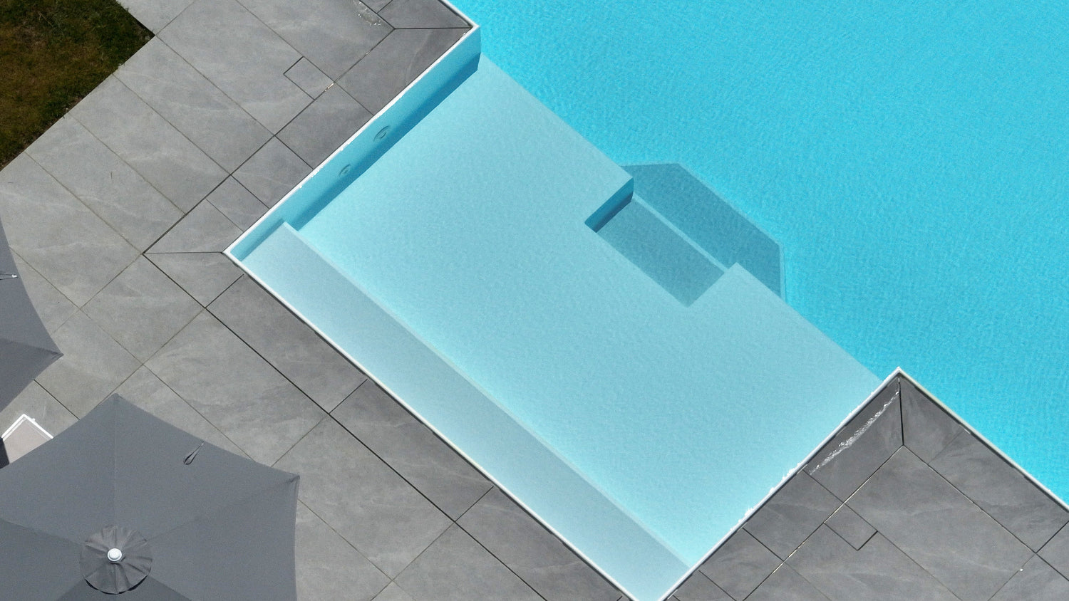 Spiaggia esterna centrale con scalini piscina a sfioro