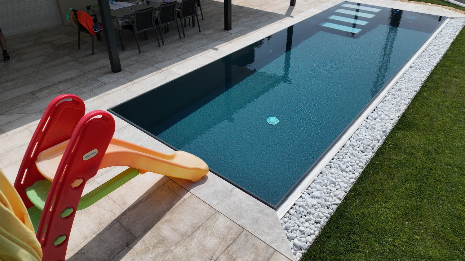 anche in piccoli spazi è possibile realizzare una piscina stupenda con il sistema MIA Zavatti, sfioro senza vasca di compenso