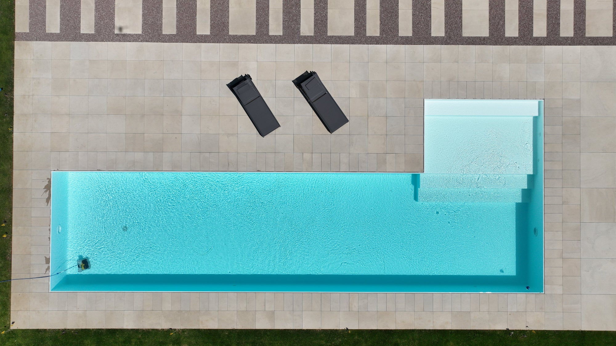 bellissima piscina rettangolare con spiaggia esterna ad elle, rivestimento bianco. Design unico e moderno by Zavatti