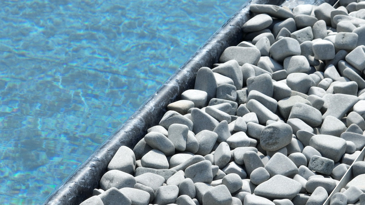 dettagli sfioro con sassi decorativi, Zavatti Piscine a sfioro