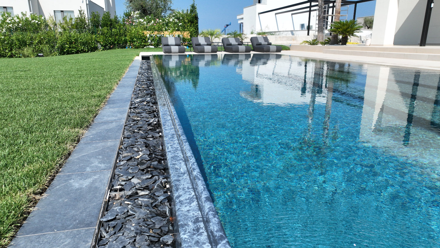 dettagli vaschette in acciaio inox per sassi decorativi, piscina a sfioro Zavatti