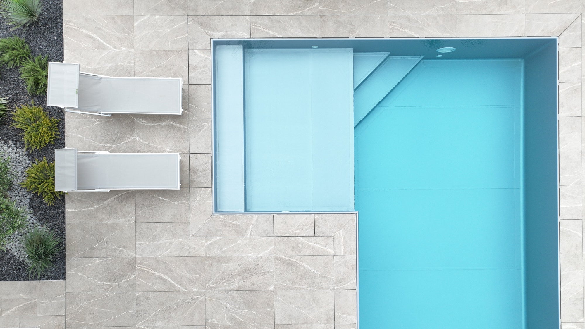 dettaglio piscina a sfioro con spiaggia laterale esterna