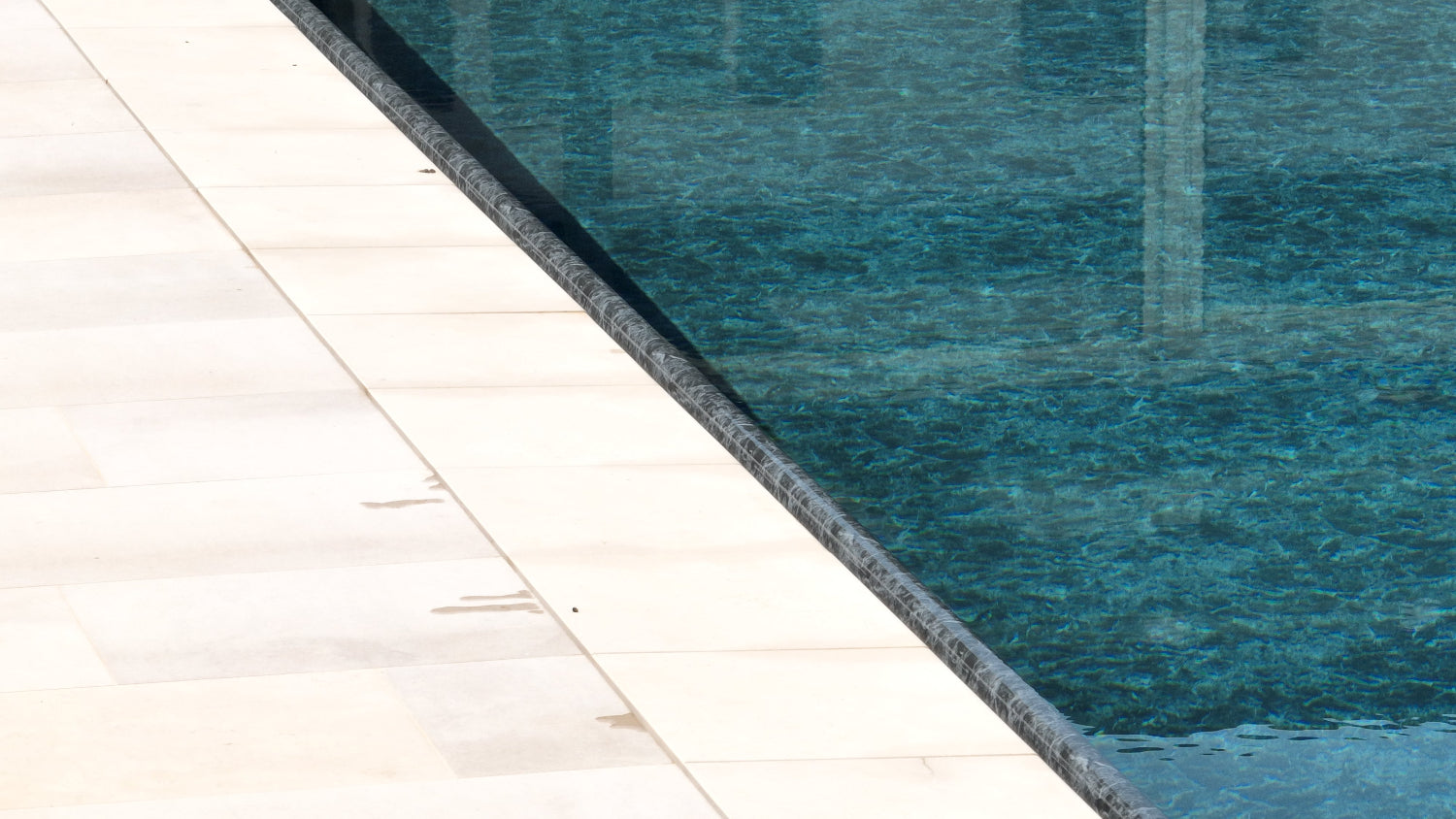 dettaglio sfioro senza vasca di compenso, piscina marmorizzata