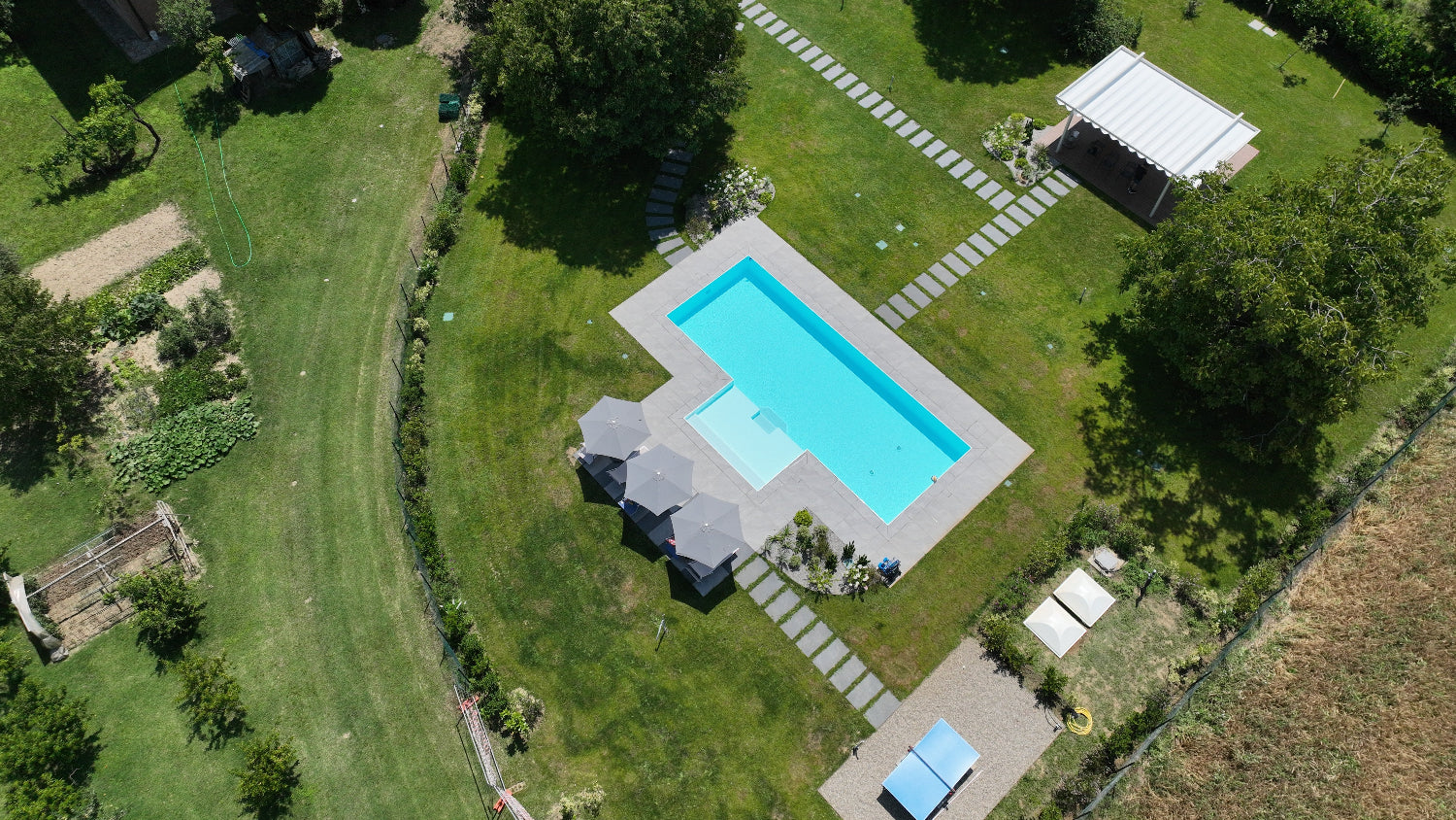 giardino moderno con piscina a sfioro Zavatti