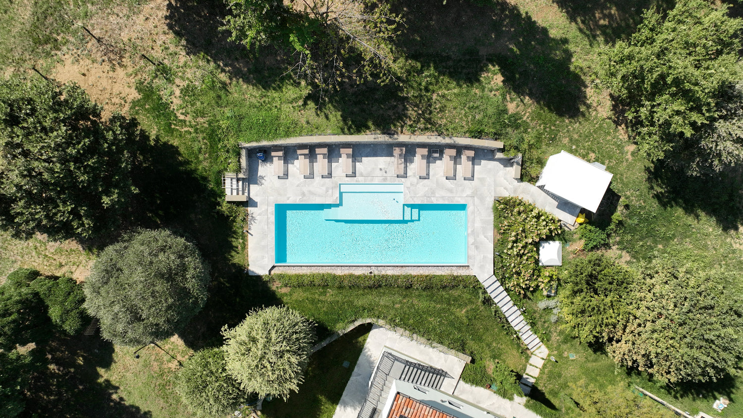 piscina a sfioro Zavatti immersa nel verde tra le colline di Reggio Emilia